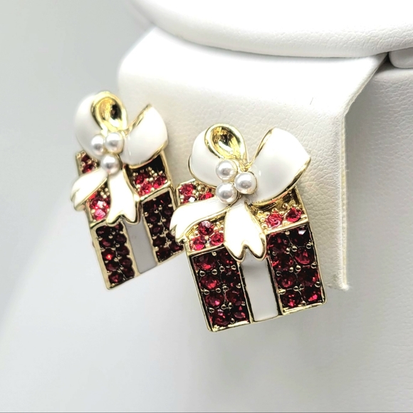 Heidi Daus Gift Shaped Pin and Clip On Earrings Set w/ Swarovski Crystal + Pearl - Picture 7 of 17